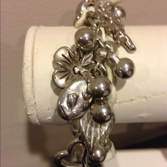 Silver and white beads bracelet.