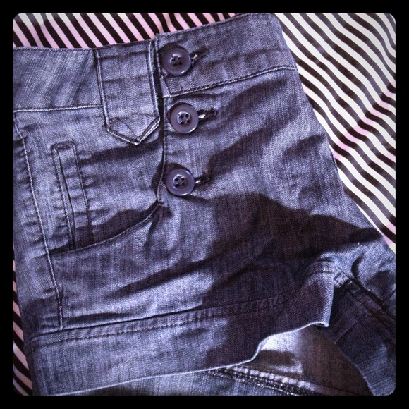 SHORTS SEASON! F21 Denim w/ button details