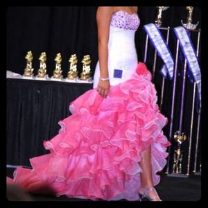 Alyce dress size 0/2, is absolutely stunning.