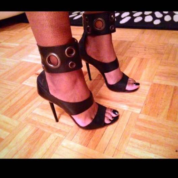 ⛔️⛔️SOLD⛔️⛔️ Leather L.A.M.B. Strapped Pumps!