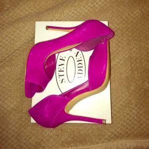 Magenta Steve Madden suede peep toe pump