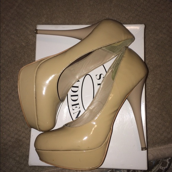 Nude STEVE MADDEN PATENT LEATHER PUMP