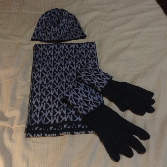 Hat gloves and scarf from Michael Kors never used