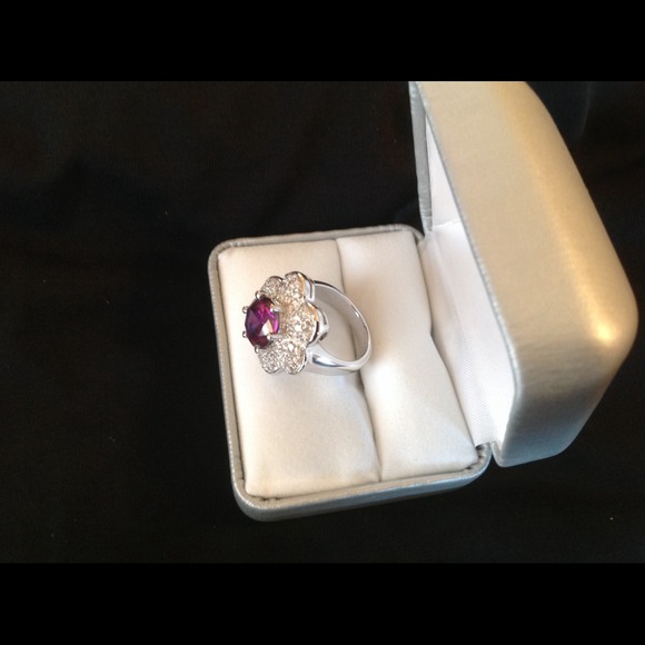 *** REDUCED *** FLOWER RING - Picture 2 of 2