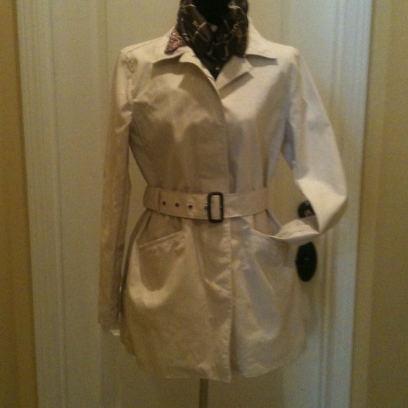 🎀🎀PRICE REDUCTION🎀🎀Gap Raincoat. ☔ HOLD