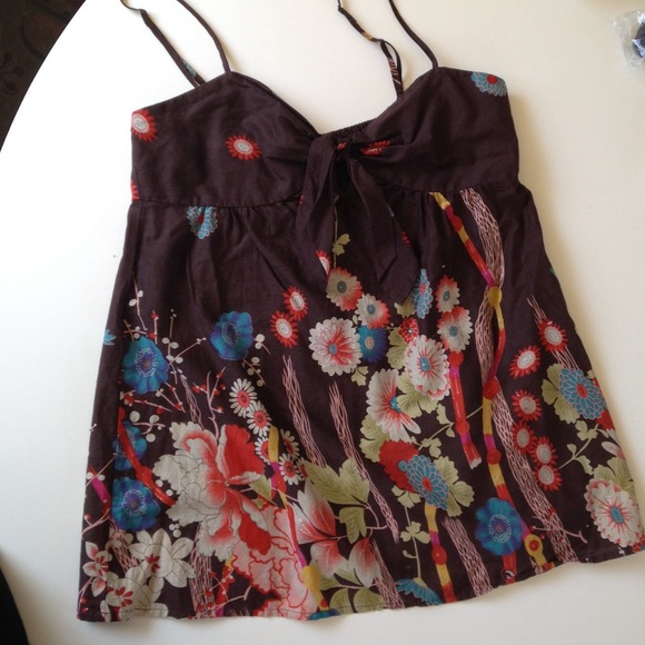 ✨Floral top w/hint of sparkle - Picture 3 of 3