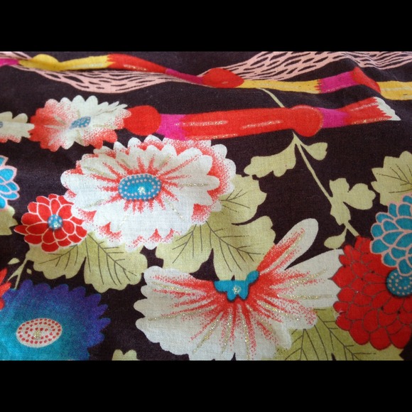 ✨Floral top w/hint of sparkle - Picture 2 of 3