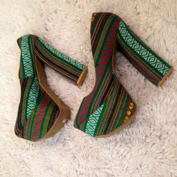 BrandNew Never been worn Fabric chick pumps.