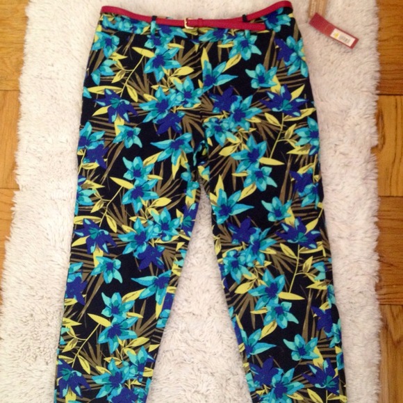 Floral print stretchy pants.