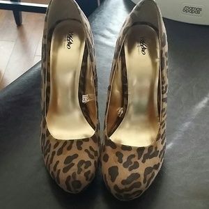 SOLD..Great leopard print shoes.. Size 9 wear once