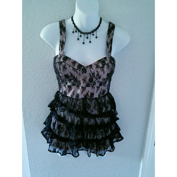 SOLD💐HP 6/14🎉Beautiful and sexy bustier lace top - Picture 3 of 4