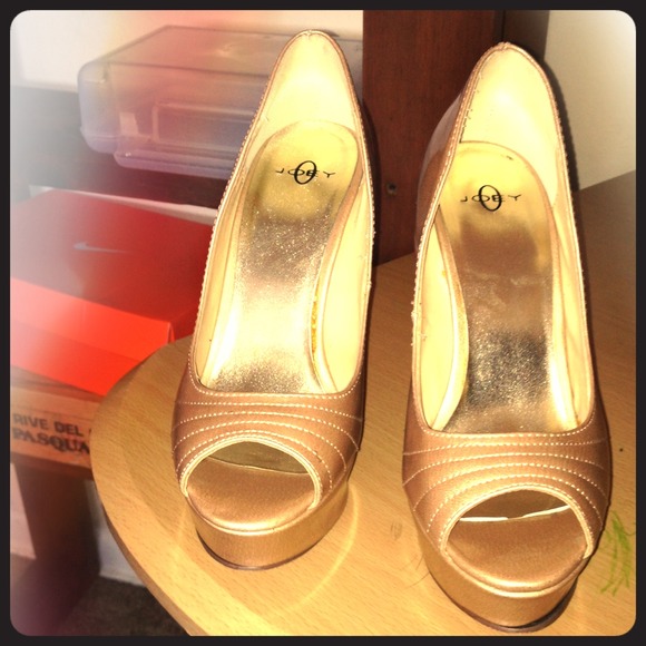 Gold tone joeys. - Picture 1 of 3