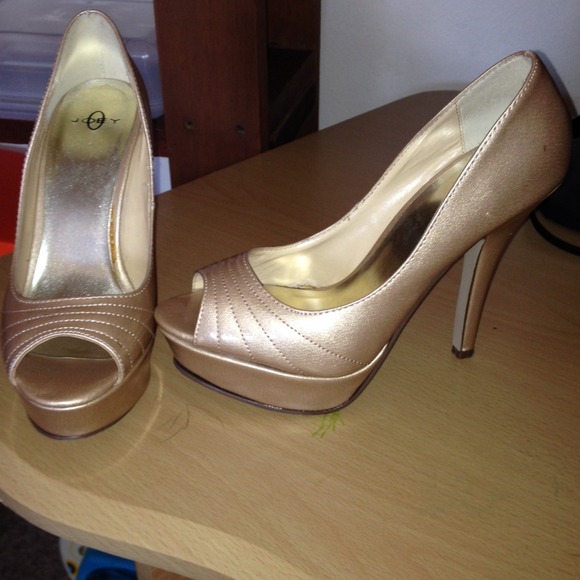 Gold tone joeys. - Picture 2 of 3