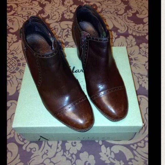 Hot clarks brown booties
