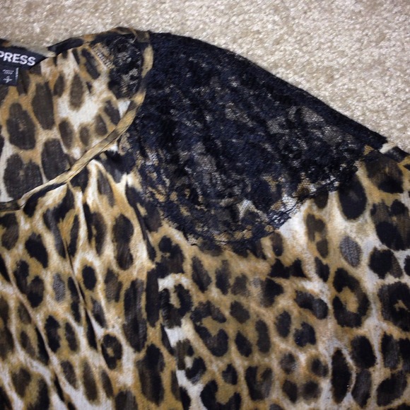 ๐ Leopard/lace Express top ๐ - Picture 2 of 4