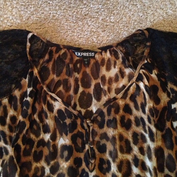 ๐ Leopard/lace Express top ๐ - Picture 3 of 4