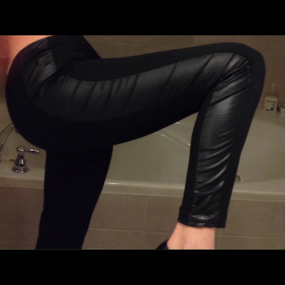 Faux fake leather leggings black SOLD 🚫