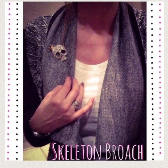 $🐶$ NWT SKELETON BROACH!! GOLD