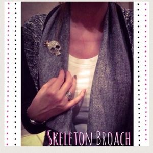 $🐶$ NWT SKELETON BROACH!! GOLD