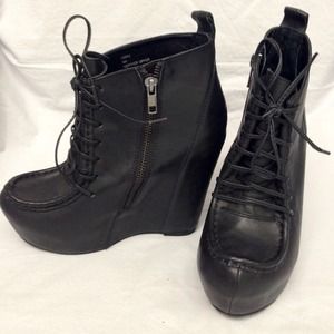 Pre owned Steven Madden black bootie size 6M