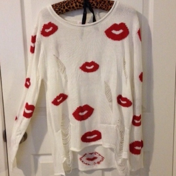 Cute Lip knit sweater!!