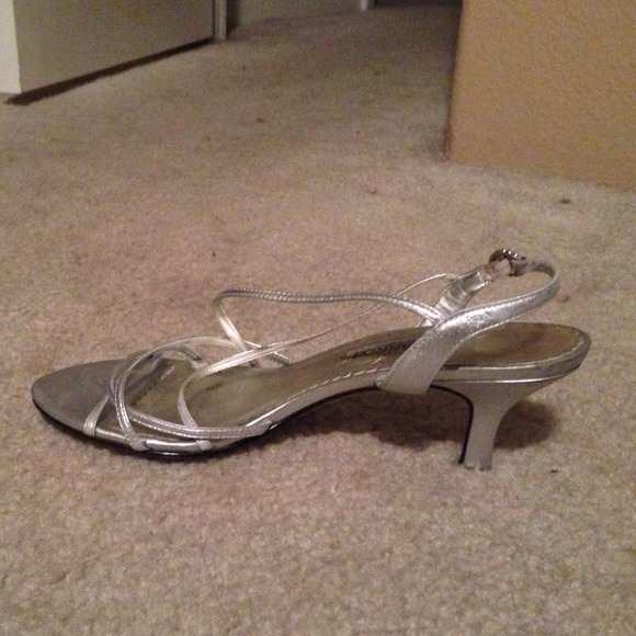 Silver high heel - Picture 2 of 2