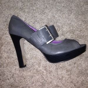 Cute grey heels !