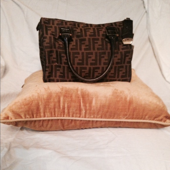 100% Authentic Classic Fendi Hand-bag