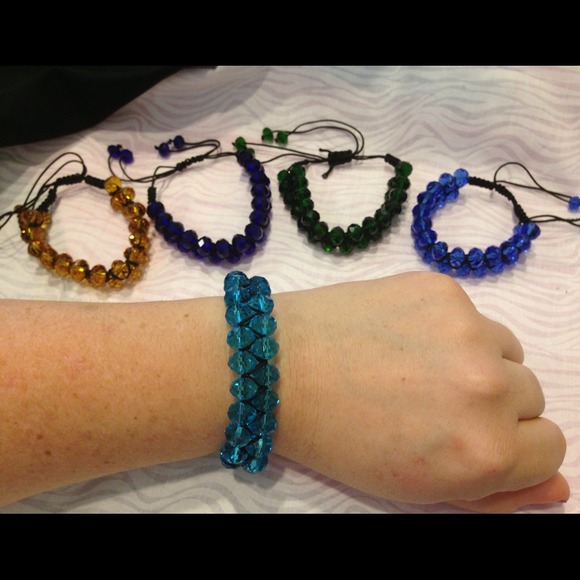 Adjustable beaded bracelets