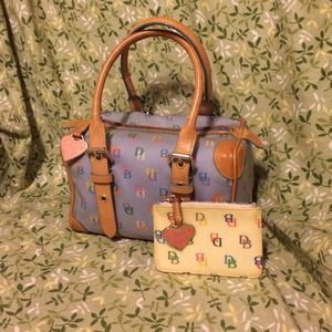 Dooney & Bourke -hold for NALLEDISPERCIO