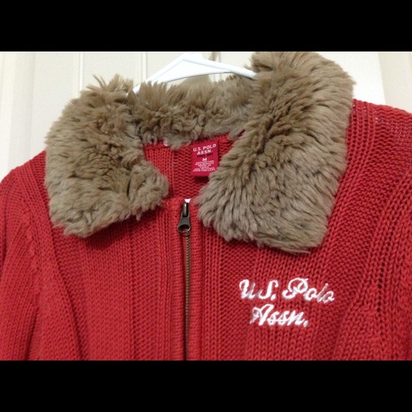 Cute Sweater with Faux Fur Collar 😍 - Picture 2 of 4