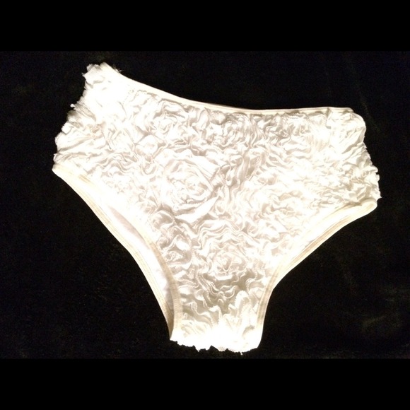 White flower panty!