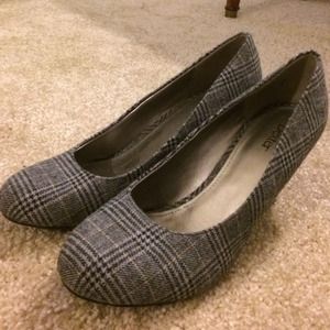 Just reduced!! Adorable plaid Dexter wedges.