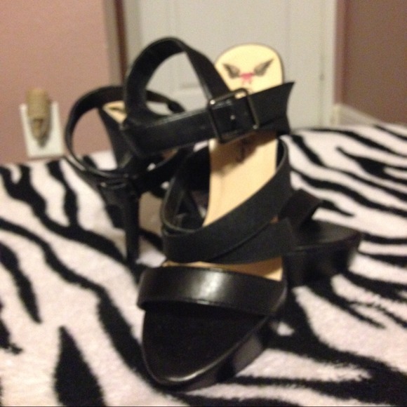 Black strappy sandal - Picture 1 of 3