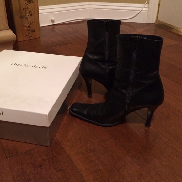 Charles David black ankle boot - Picture 3 of 3