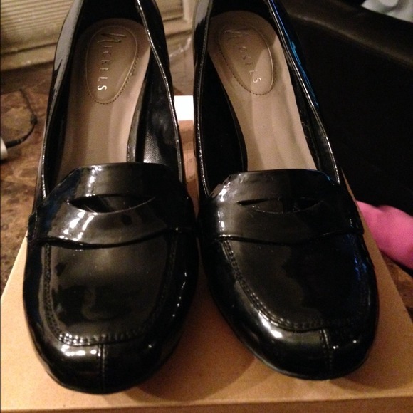NWOT Nickels Classic Heels in Navy Blue/black
