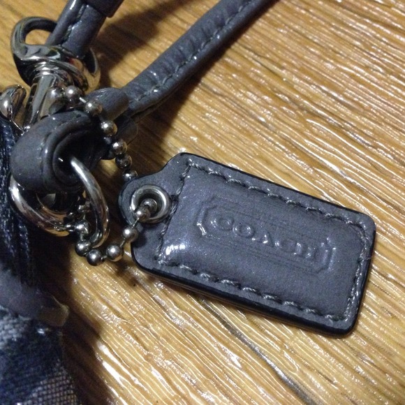 🚫Sold🚫Authentic Coach wristlet - Picture 2 of 3