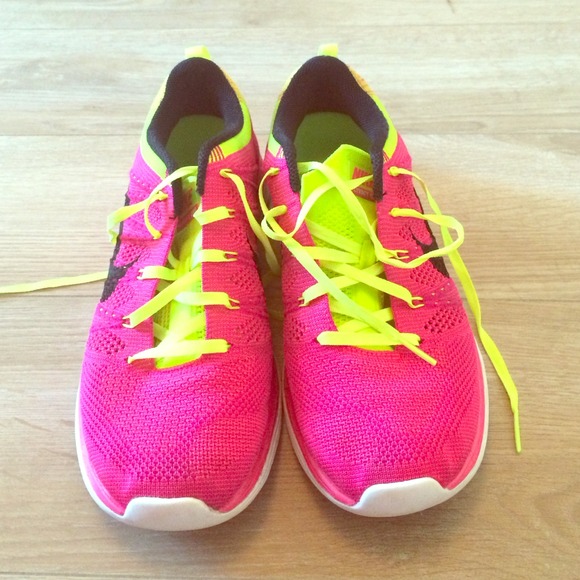 Hot pink Nike sneakers - Picture 1 of 4