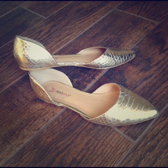 Super cute! Gold python flats