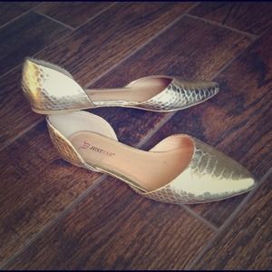 Super cute! Gold python flats