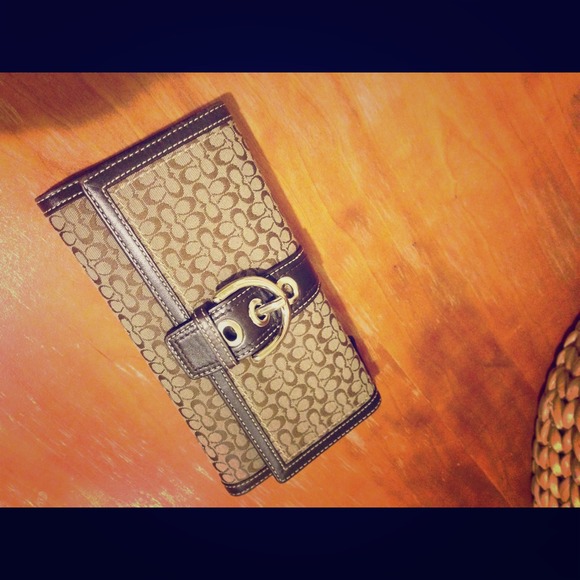 SOLD! Gently loved Coach signature wallet - Picture 1 of 4