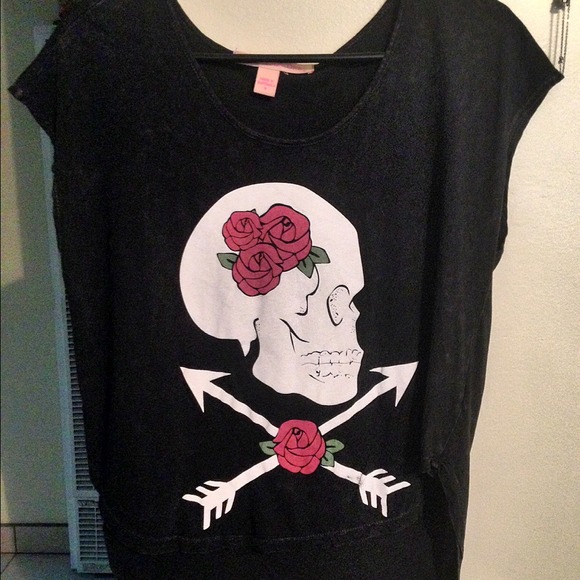 💢TRADED💢~Pretty Skull and Roses shirt~🌹