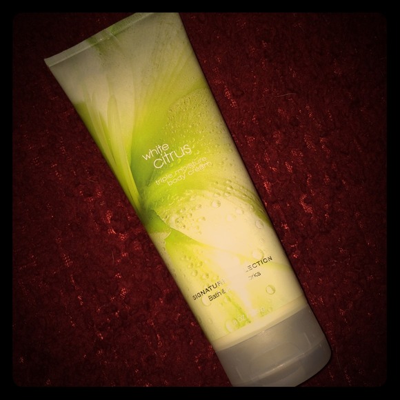SOLD🎉WHITE CITRUS TRIPLE MOISTURE LOTION🎉