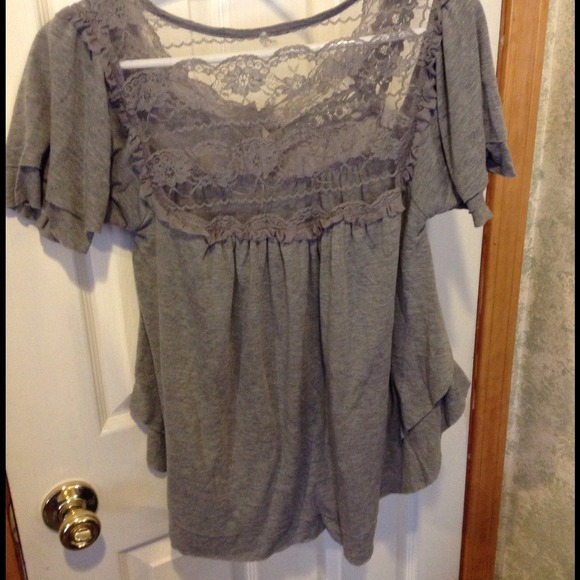 ❌SOLD ON VINTED❌ Pretty Gray Top with Lace - Picture 2 of 4