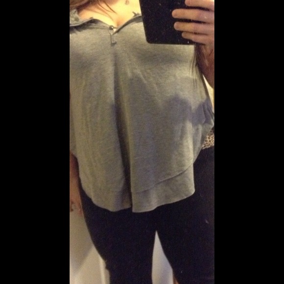 ❌SOLD ON VINTED❌ Pretty Gray Top with Lace - Picture 4 of 4