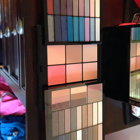 makeup kit - Picture 3 of 4