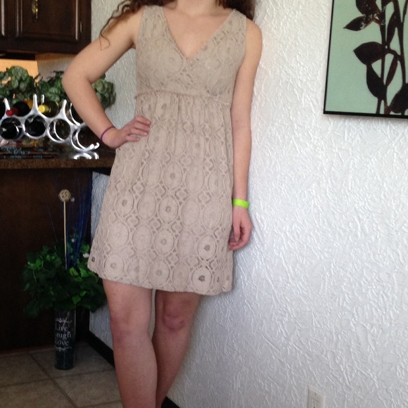 ⬇️FINAL REDUCTION⬇️Tan lace baby doll dress size 4