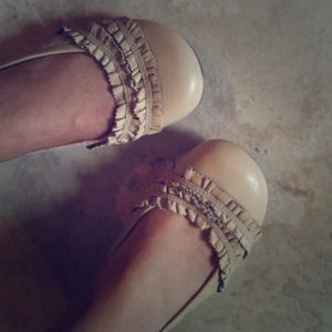 Darling ballet flats with ruffles. 💝