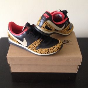 Nike women's Eclipse sneakers