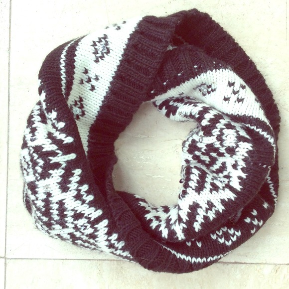 American Eagle Outfitters Accessories - Tribal Print Snood